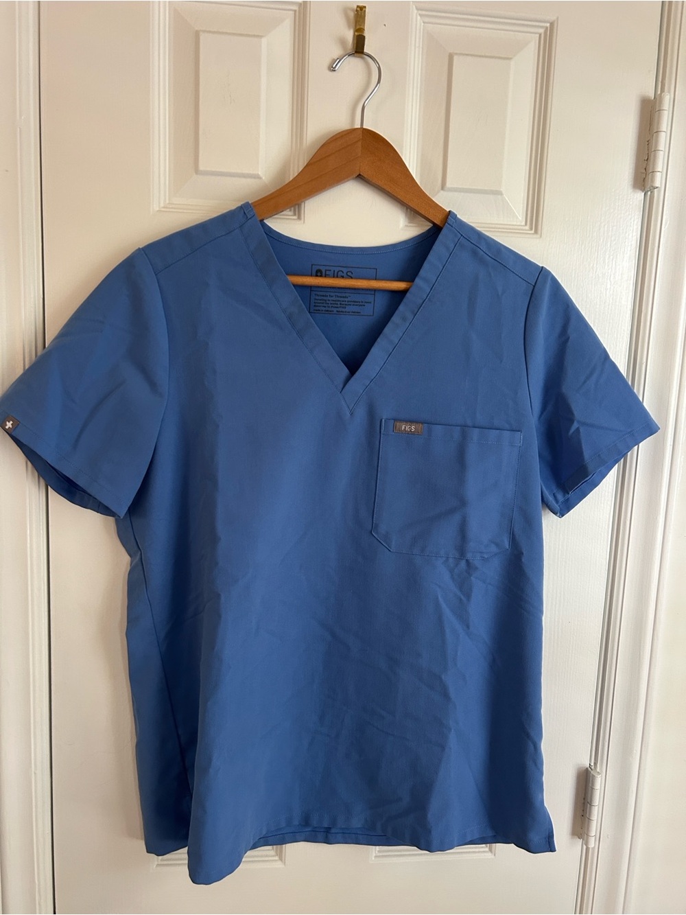FIGS Women’s V-Neck Scrub Top – Medium – Blue